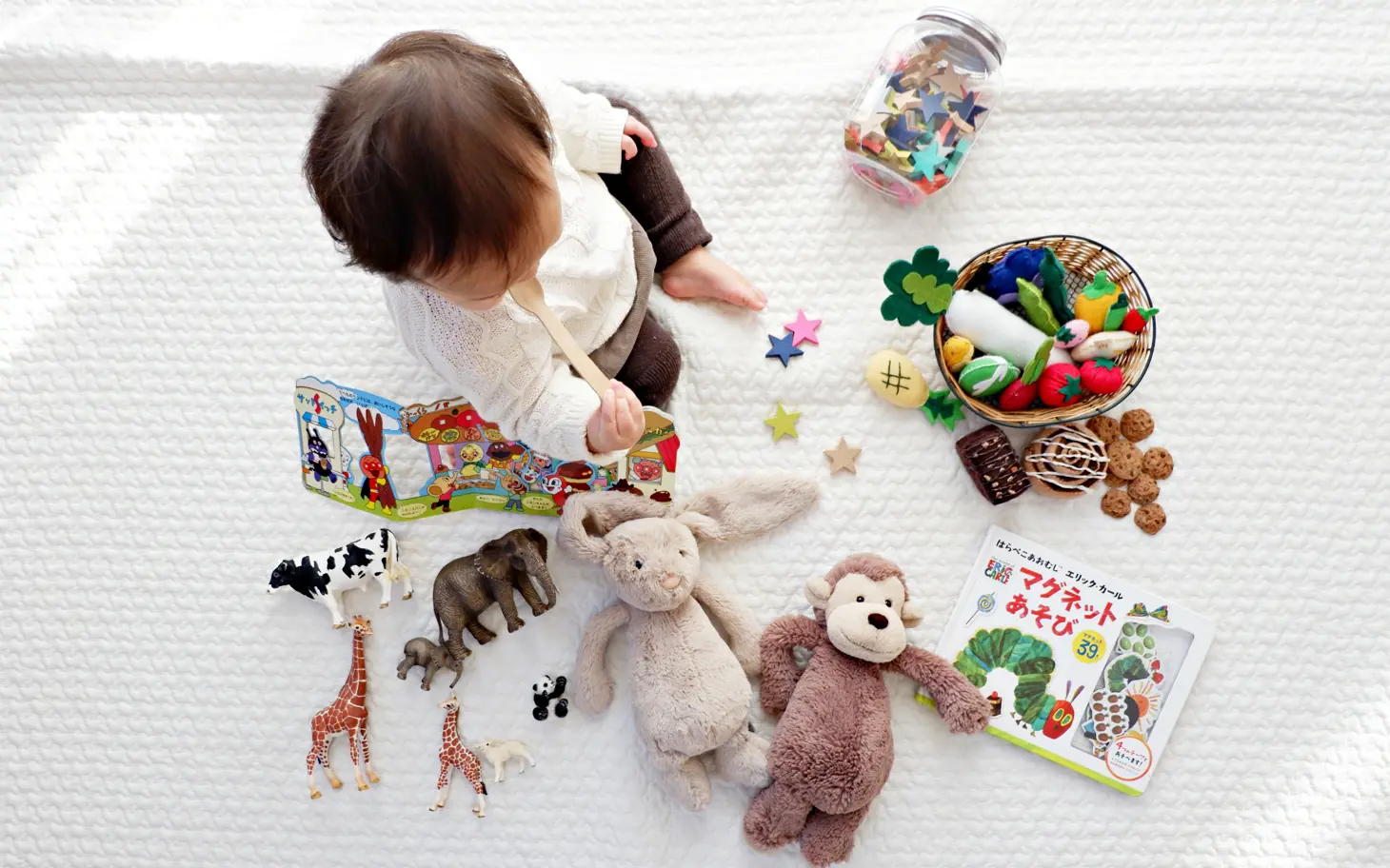Ein Kind spielt mit Spielzeug von myToys
